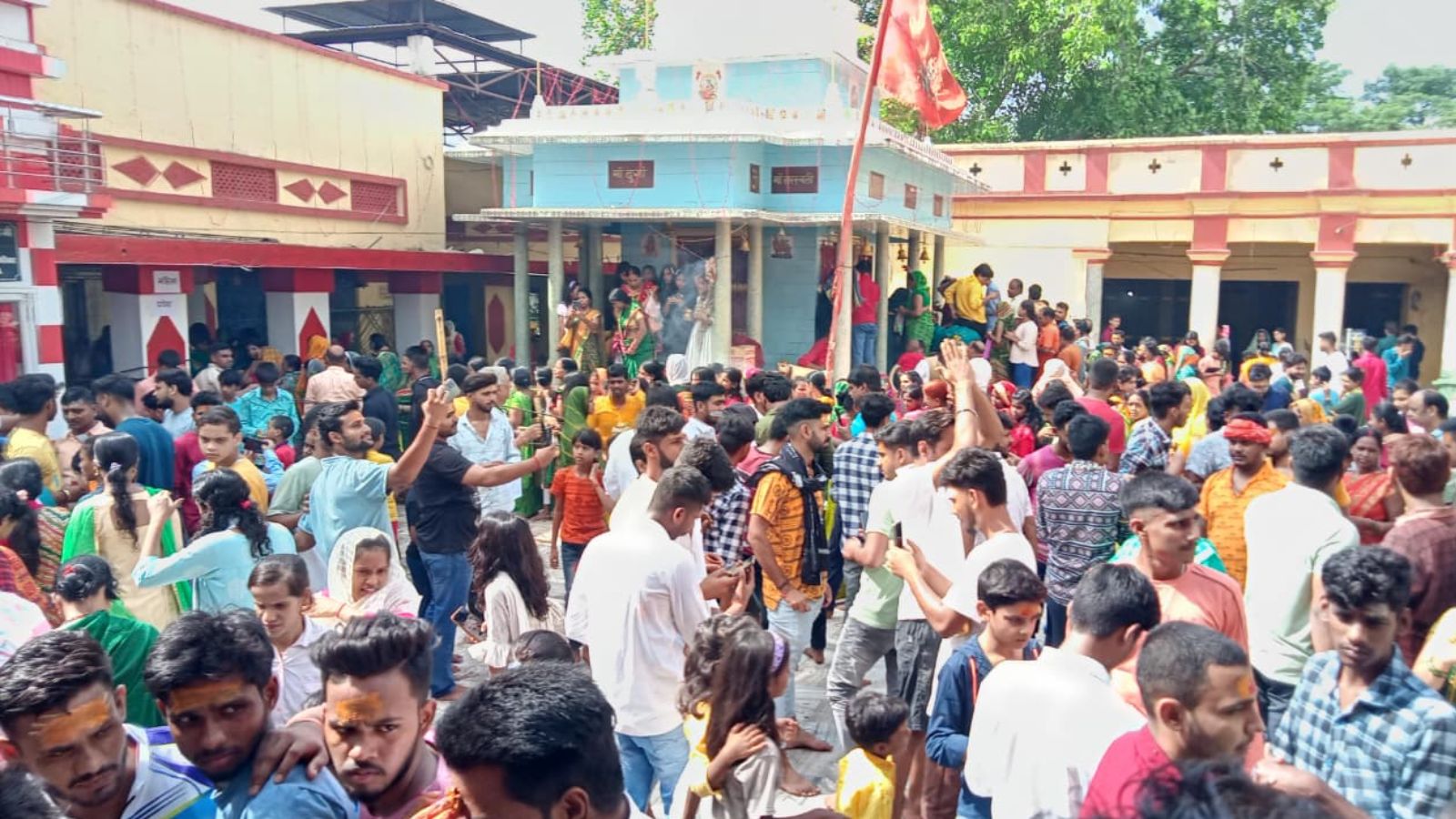 मंदिरों के बाहर भक्तों की भीड़