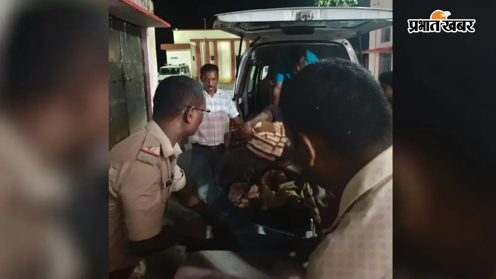 सिमडेगाः सड़क पर घायल पड़ा था युवक, पुलिस ने पहुंचाया अस्पताल