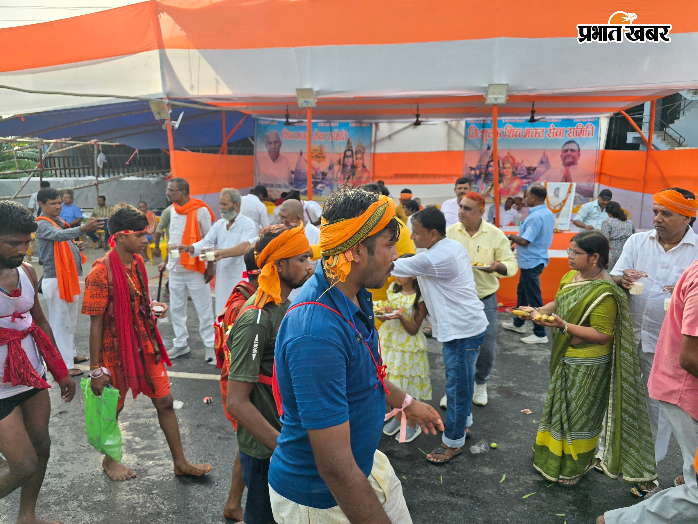 शिविर में डाक कांवरियों को सेवा करते लोग | Prabhat Khabar Network