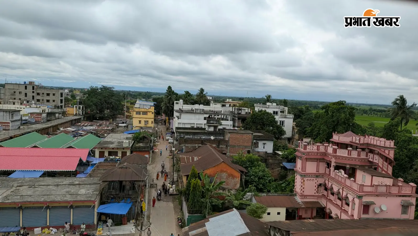 किशनगंज: बादलों की घनी चादर से बदला मौसम का मिजाज, तेज धूप से मिली राहत और किसानों में जगी बारिश की उम्मीद