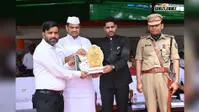 किशनगंज: रेड क्रॉस सचिव मिक्की साहा को मिला उत्कृष्ट सामाजिक सेवा सम्मान, प्रभारी मंत्री और DM-SP ने सौंपा प्रशस्ति पत्र
