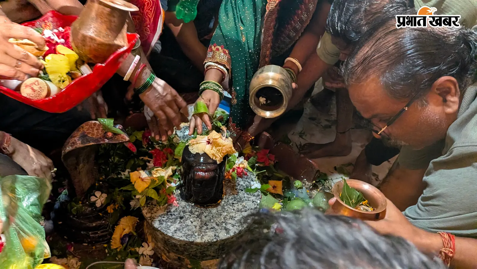 ठाकुरगंज: सावन की तीसरी सोमवारी और नाग पंचमी के दुर्लभ संयोग पर उमड़े शिवभक्त, हरगौरी मंदिर में गूंजे 'बोल बम' के जयकारे