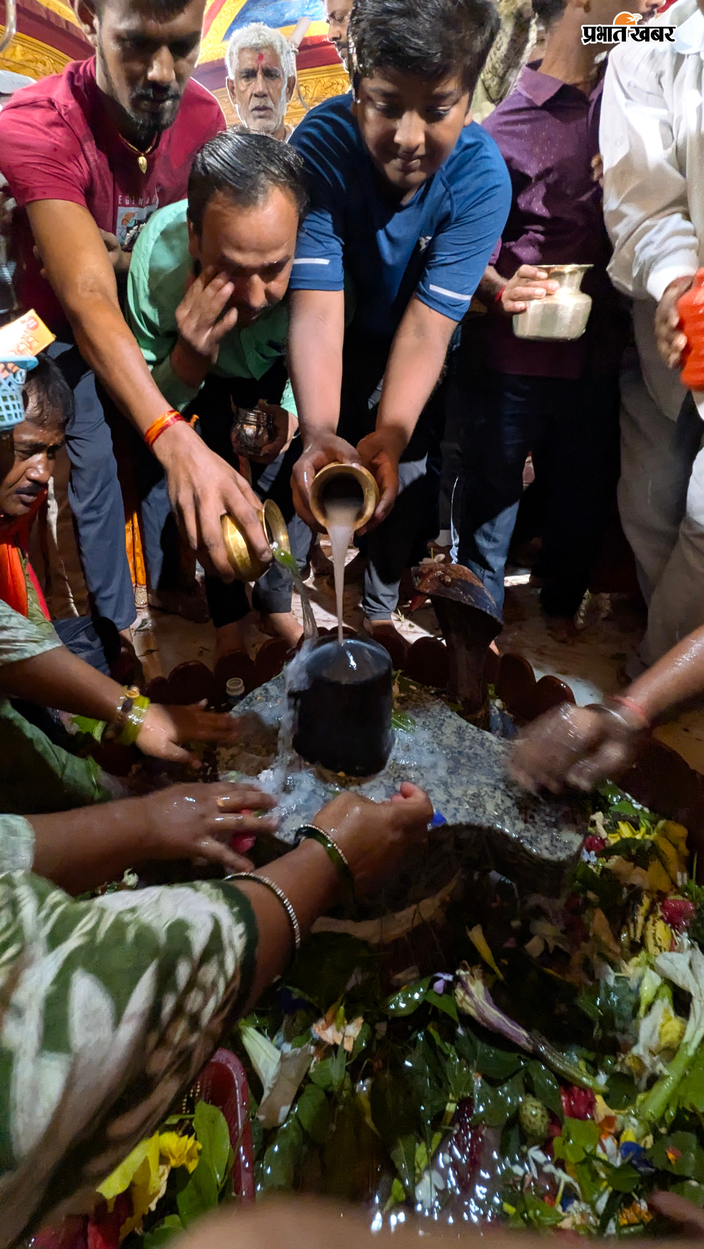 हरगौरी मंदिर में जलार्पण करते भक्त  | Prabhat Khabar Network