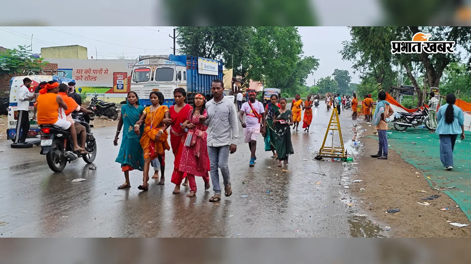 केसरिया सैलाब में डूबा हंसडीहा, तीसरी सोमवारी पर 13 हजार डाकबमों के जयघोष से गूंजा ‘बोलबम’