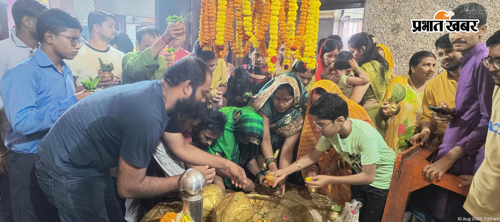 फोटो, बाबा बलखंडेश्वर मंदिर में पूजा अर्चना करते श्रद्धालु की तस्वीर फोटो, बाबा बलखंडेश्वर मंदिर की तस्वीर | Prabhat Khabar Network