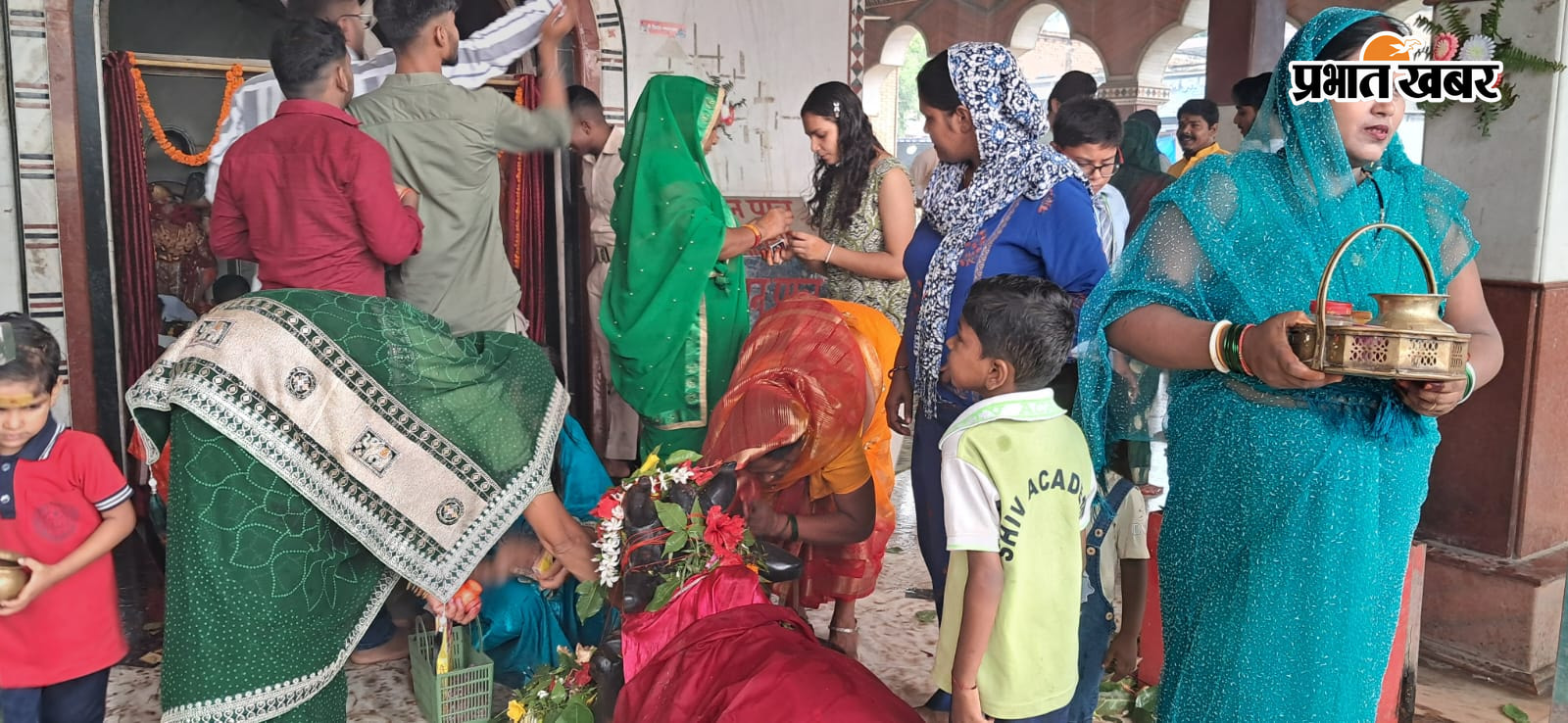 तरैया बाजार श्रीरामजानकी ठाकुरबाड़ी शिव मंदिर में जुटी श्रद्धालुओं की भीड़  नन्दीजी महाराज को जल अर्पित कर मन्नत मांगती महिलाएं व युवतियां मंदिर के मुख्य द्वार से प्रवेश करते श्रद्धालु | Prabhat Khabar Network