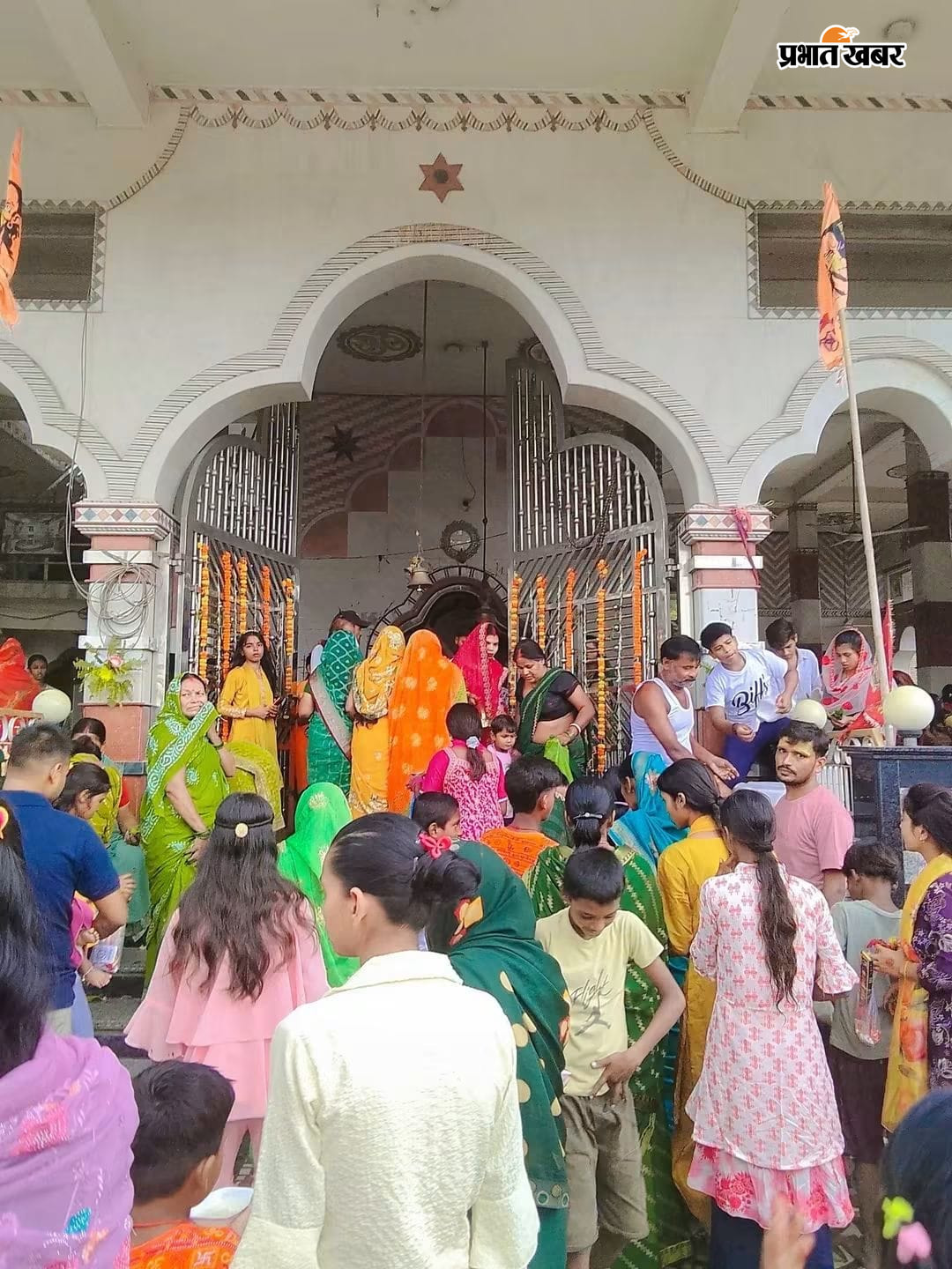 तरैया बाजार श्रीरामजानकी ठाकुरबाड़ी शिव मंदिर में जुटी श्रद्धालुओं की भीड़  नन्दीजी महाराज को जल अर्पित कर मन्नत मांगती महिलाएं व युवतियां मंदिर के मुख्य द्वार से प्रवेश करते श्रद्धालु | Prabhat Khabar Network