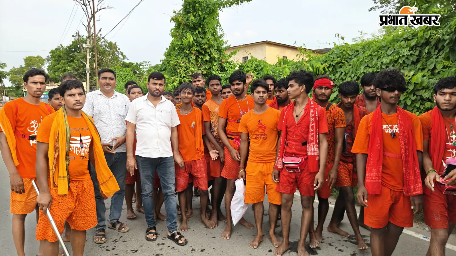 परसा में तीसरी सोमवारी पर जागरण, भोजपुरी कलाकारों के भजनों पर झूमे कांवरिये, अमनौर के लिए रवाना हुआ जत्था