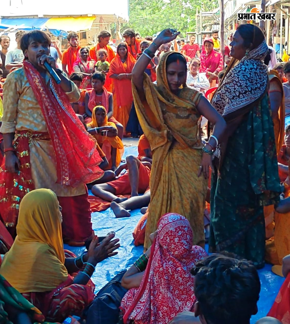 परसा में जागरण कार्यक्रम में खूब झूमे कावरिया | Prabhat Khabar Network