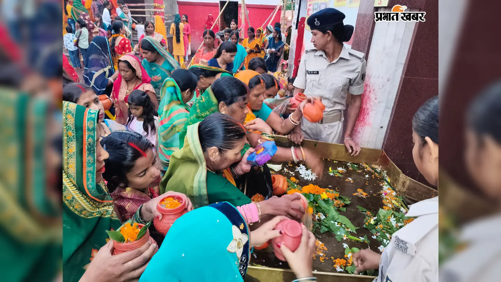 शिवहर के देकुली धाम में तीसरी सोमवारी पर उमड़ा आस्था का सैलाब, हर-हर महादेव से गूंजा मंदिर