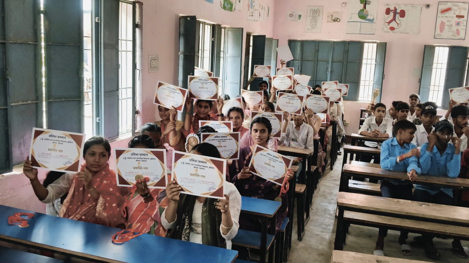 हाथों में मेडल लिए छात्र