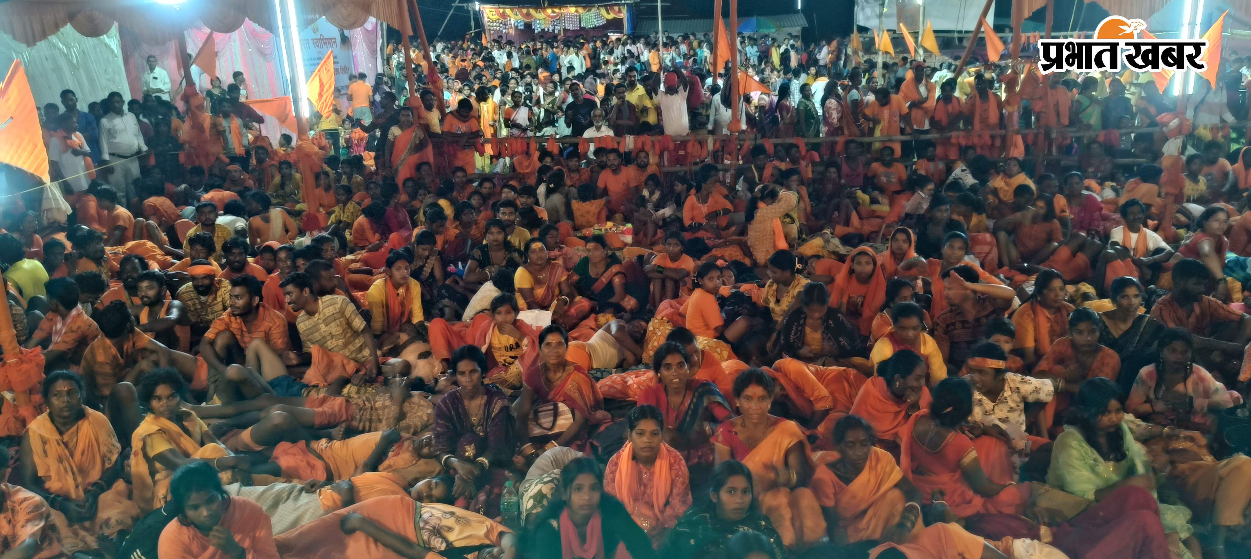 मंच पर वीडियो एवं प्रीत सेवा संघ के सदस्य, कार्यक्रम में उमड़ी भीड़ एवं भजन प्रस्तुत करती भजन कलाकार इशरत जहां | Prabhat Khabar Network