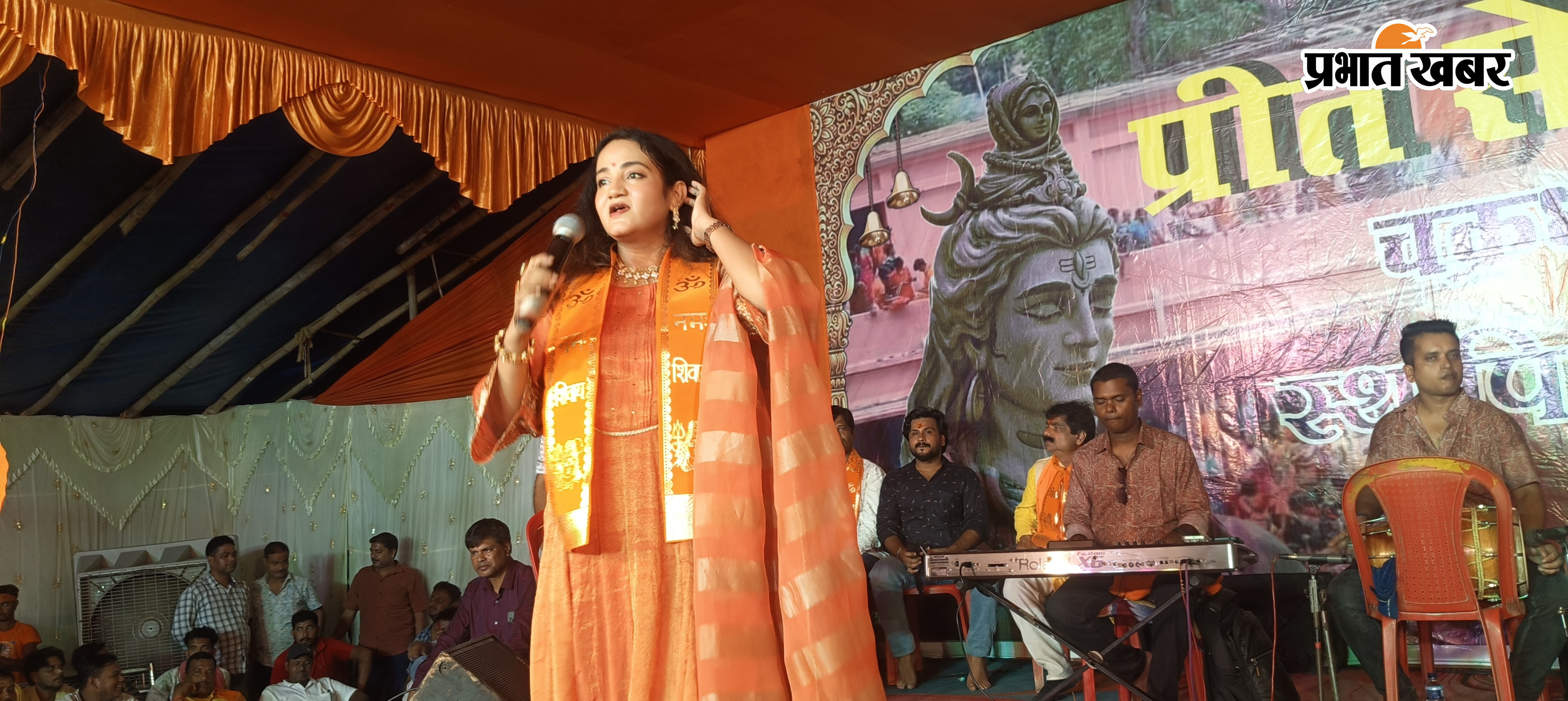 मंच पर वीडियो एवं प्रीत सेवा संघ के सदस्य, कार्यक्रम में उमड़ी भीड़ एवं भजन प्रस्तुत करती भजन कलाकार इशरत जहां | Prabhat Khabar Network