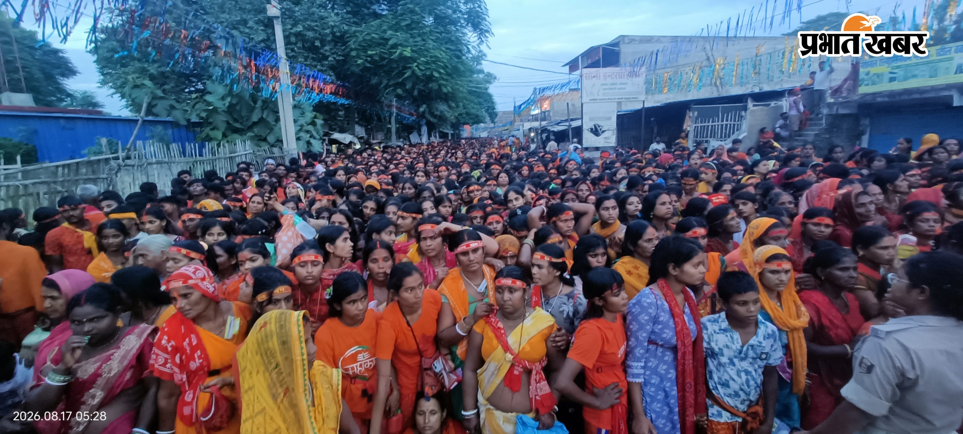 1 तिरंगा रंग के फूलों से सजे हुए भगवान भोले नाथ 2 गढ़पुरा के हरिगिरि धाम मंदिर से पूजा अर्चना कर बाहर निकलते हुए श्रद्धालु 3 हरिगिर धाम में पूजा के लिए श्रद्धालुओं की उमड़ी भीड़ 4 हरिगिरि धाम मंदिर के मुख्य द्वार के समीप अपने नबर के इंतजार में श्रद्धालु | Prabhat Khabar Network