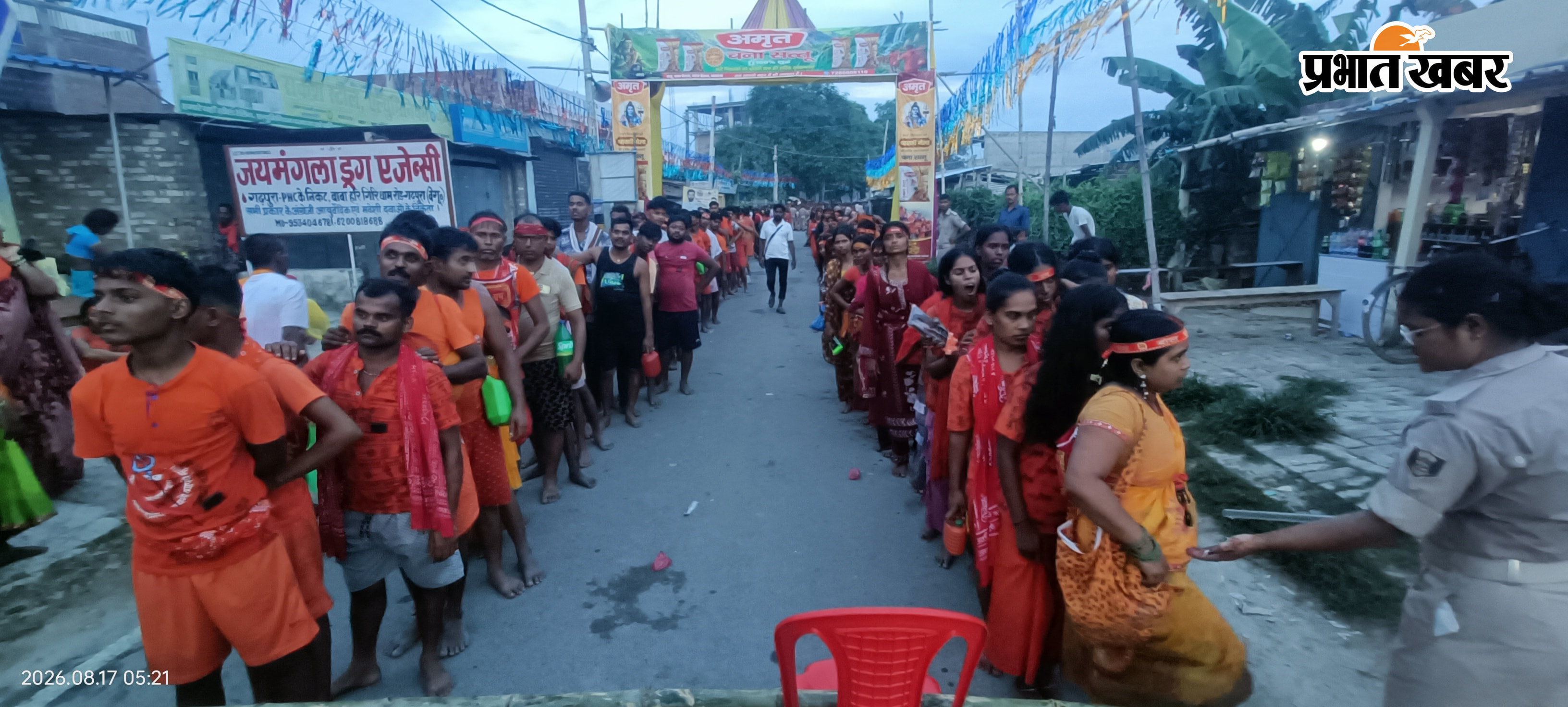 1 तिरंगा रंग के फूलों से सजे हुए भगवान भोले नाथ 2 गढ़पुरा के हरिगिरि धाम मंदिर से पूजा अर्चना कर बाहर निकलते हुए श्रद्धालु 3 हरिगिर धाम में पूजा के लिए श्रद्धालुओं की उमड़ी भीड़ 4 हरिगिरि धाम मंदिर के मुख्य द्वार के समीप अपने नबर के इंतजार में श्रद्धालु | Prabhat Khabar Network