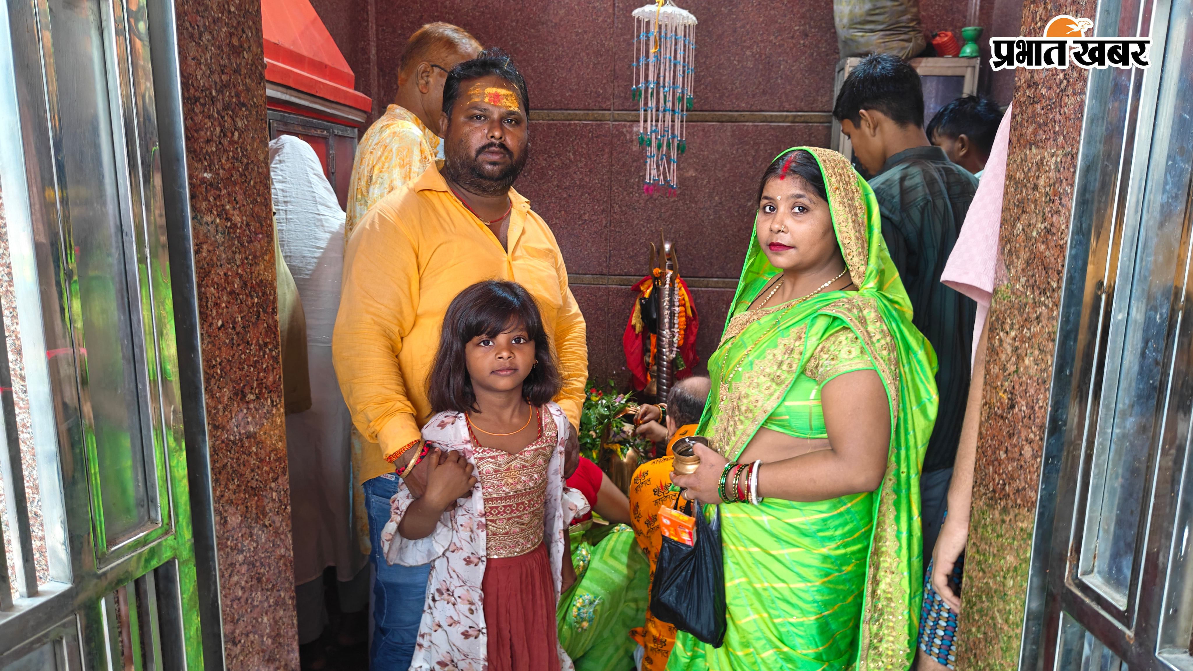 परसा बाजार स्थित 101 फीट शिव मंदिर पर श्रद्धालुओं की उमड़ी भीड़ | Prabhat Khabar Network