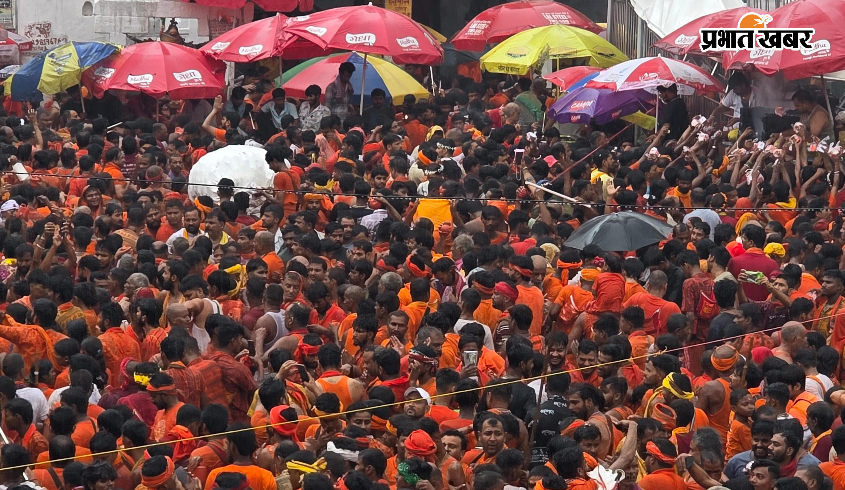 आईसीएमआर के जरिए मेला क्षेत्र की मॉनिटरिंग करते डीसी व अन्य अधिकारी | Prabhat Khabar Network