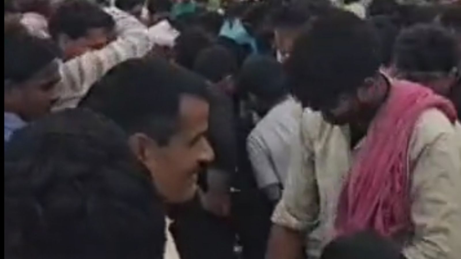 घटनास्थल पर मौजूद ग्रामीण 