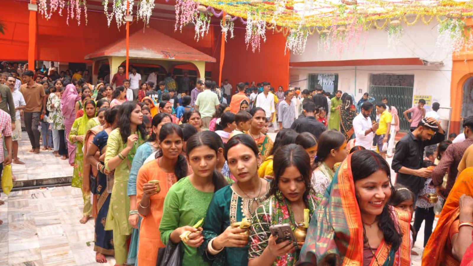 कतारबद्ध श्रद्धालु 