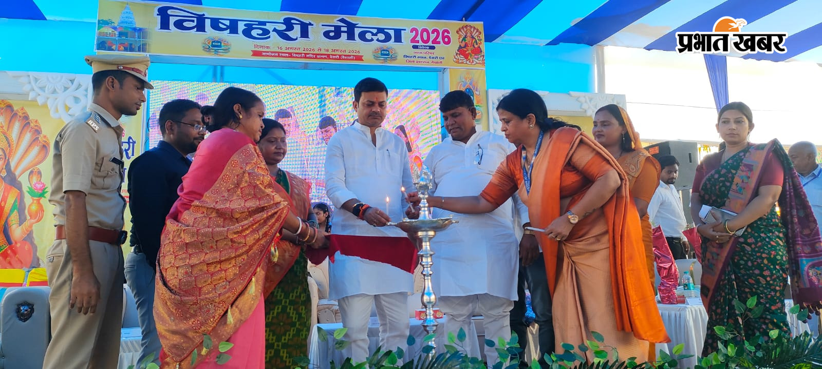 बिशहर स्थान देसरी में दूध लावा चढ़ाने के लिए पंक्ति में लगे श्रद्धालु | Prabhat Khabar Network