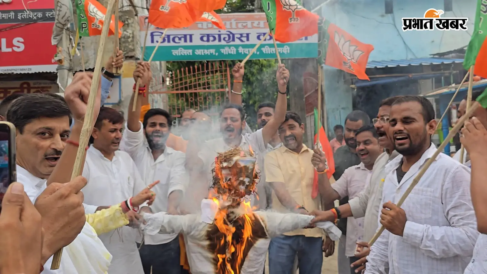 राष्ट्रगीत के कथित अपमान पर भड़की भाजपा, फूंका राहुल गांधी का पुतला