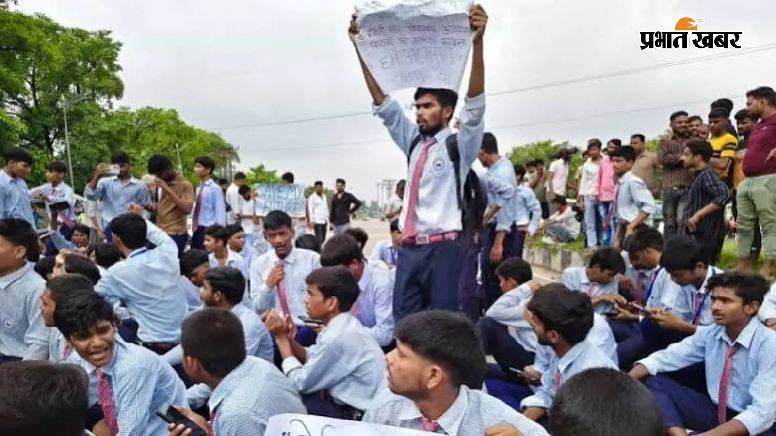Gen Z के रास्ते पर Gen Alpha: लखनऊ में पढ़ाई ठप होने पर भड़कीं सर्वोदय विद्यालय की छात्राएं, बारिश के बीच किया उग्र प्रदर्शन