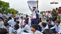 Gen Z के रास्ते पर Gen Alpha: लखनऊ में पढ़ाई ठप होने पर भड़कीं सर्वोदय विद्यालय की छात्राएं, बारिश के बीच किया उग्र प्रदर्शन
