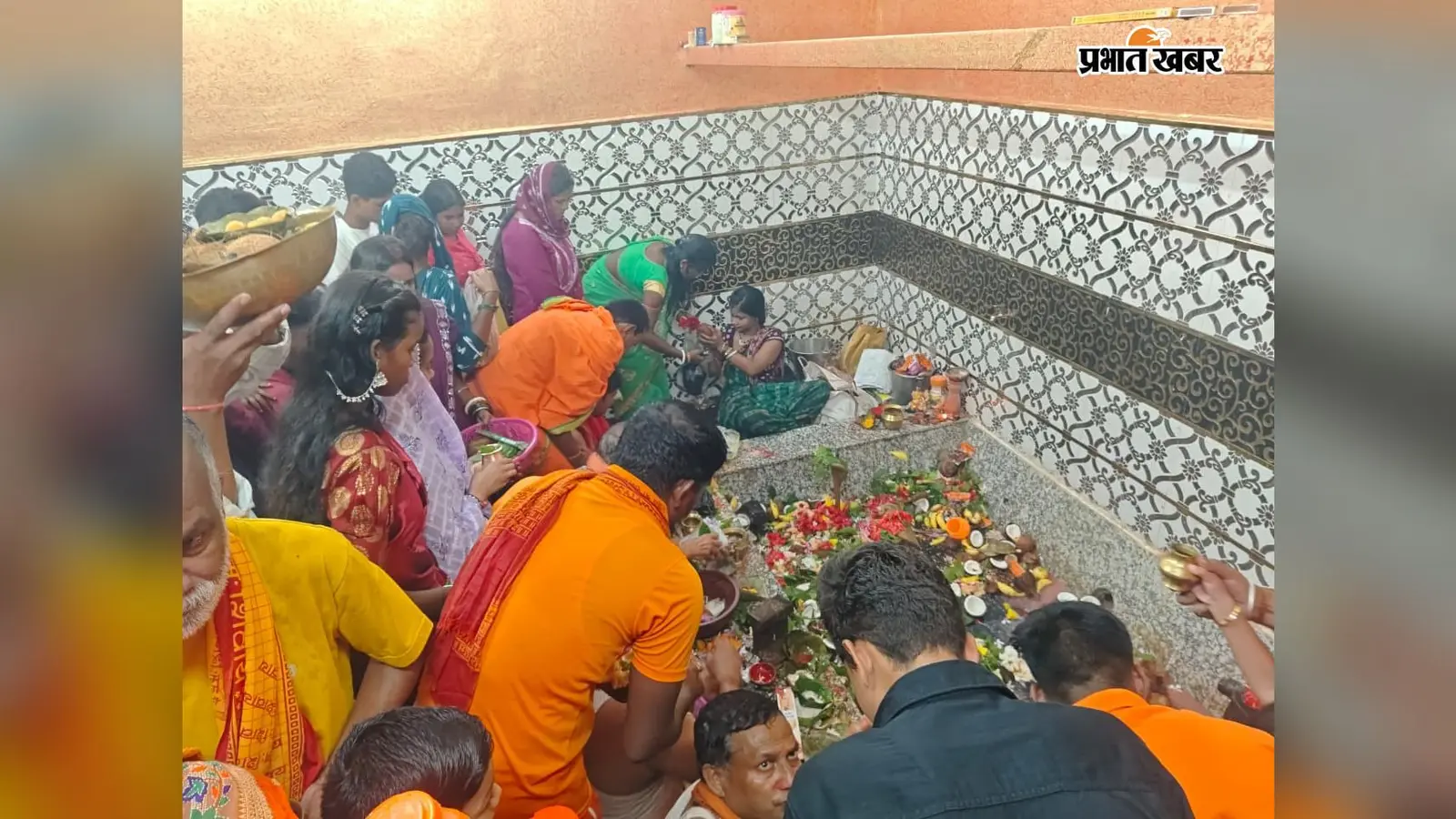 हर-हर महादेव से गूंजे शिवालय, भक्तों ने किया भगवान का जलाभिषेक