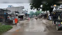 गोपालगंज के सिधवनियां बाजार में सड़क पर दो फीट पानी, गड्ढे में गिर रहे राहगीर, व्यापार भी प्रभावित