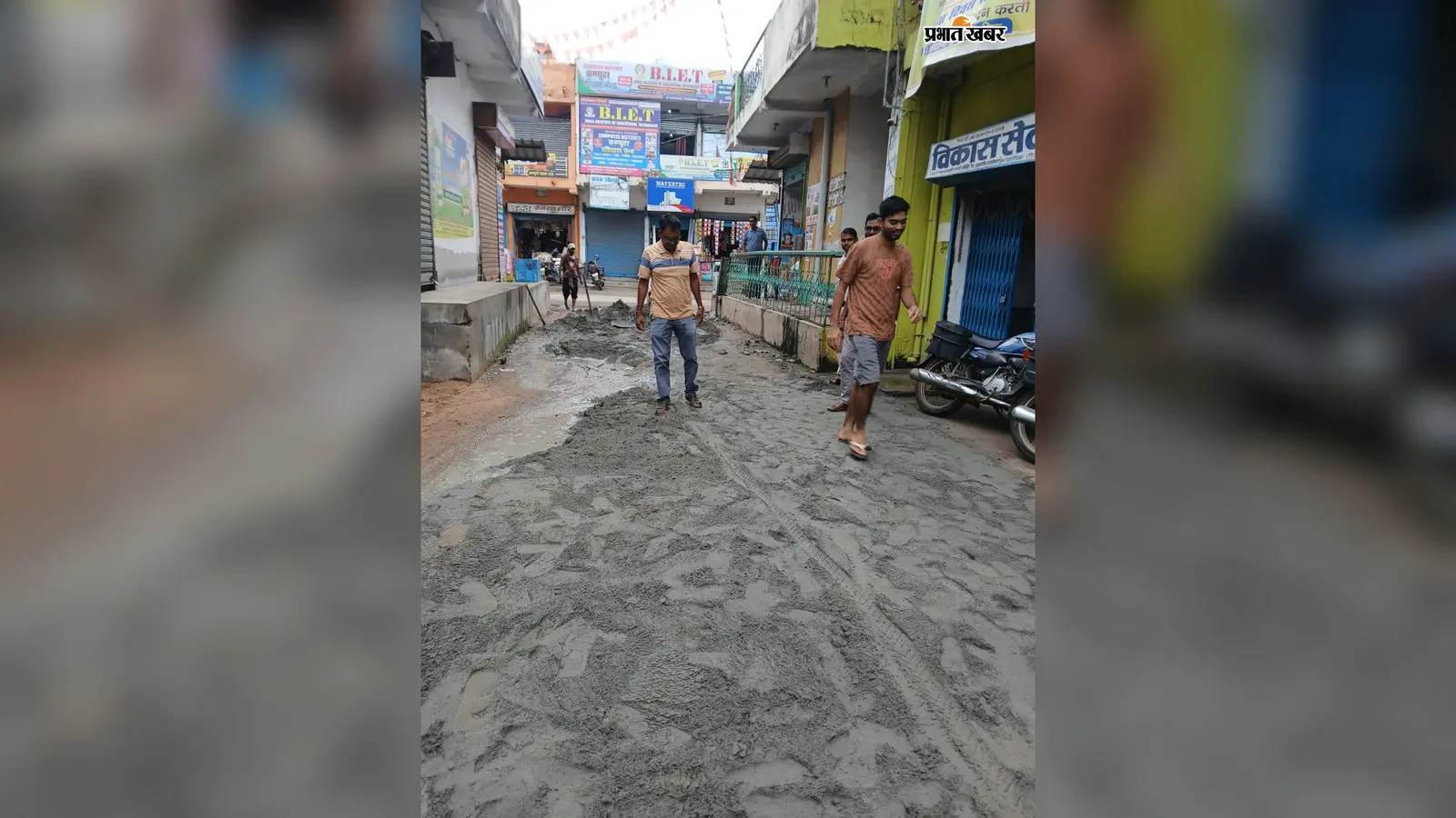 बड़कागांव में विकास सेवा समिति ने निजी खर्च से कराई जर्जर सड़क की मरम्मत, सदस्यों ने किया श्रमदान
