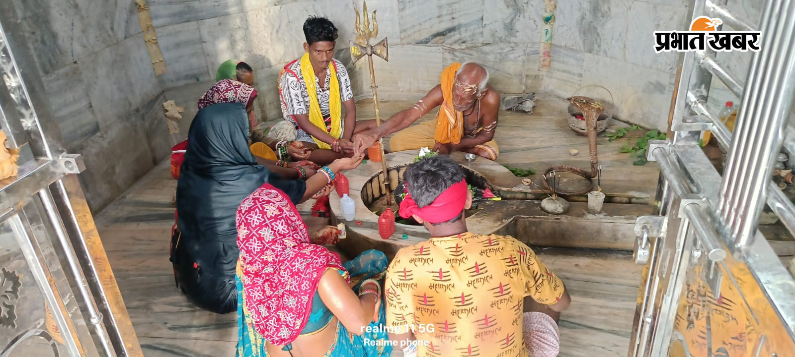 फोटो पुजा करते हुए श्रद्धालु | Prabhat Khabar Network