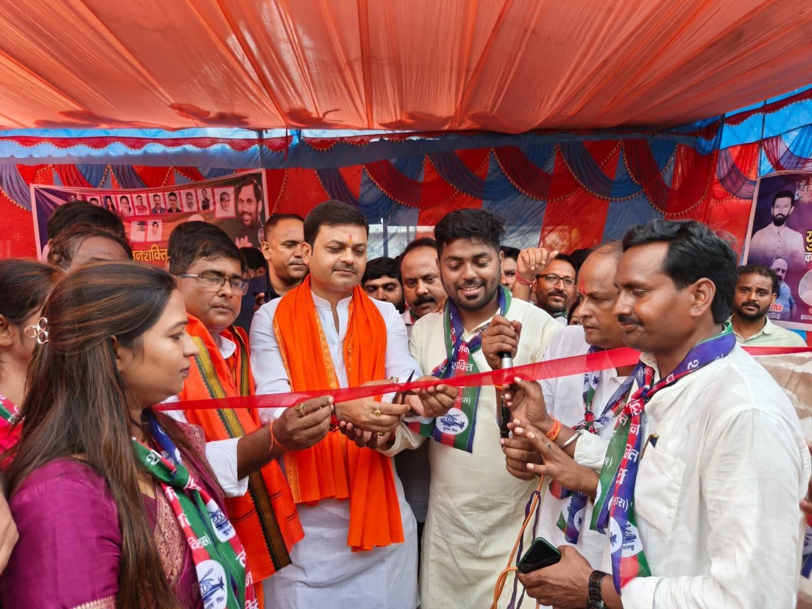 डाक शिविर के सेवा में मंत्री संजय सिंह उद्घाटन करते हुए 
