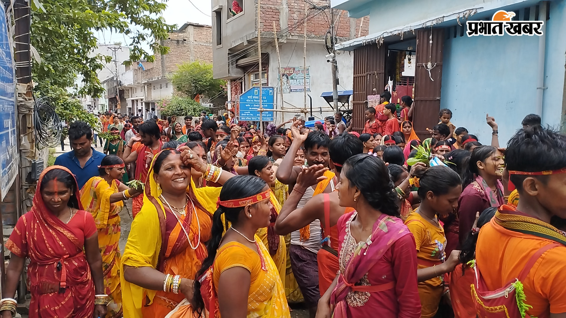 फोटो:रोसड़ा में जलाभिषेक के लिए झूमते हुए जाते श्रद्धालुगण | Prabhat Khabar Network