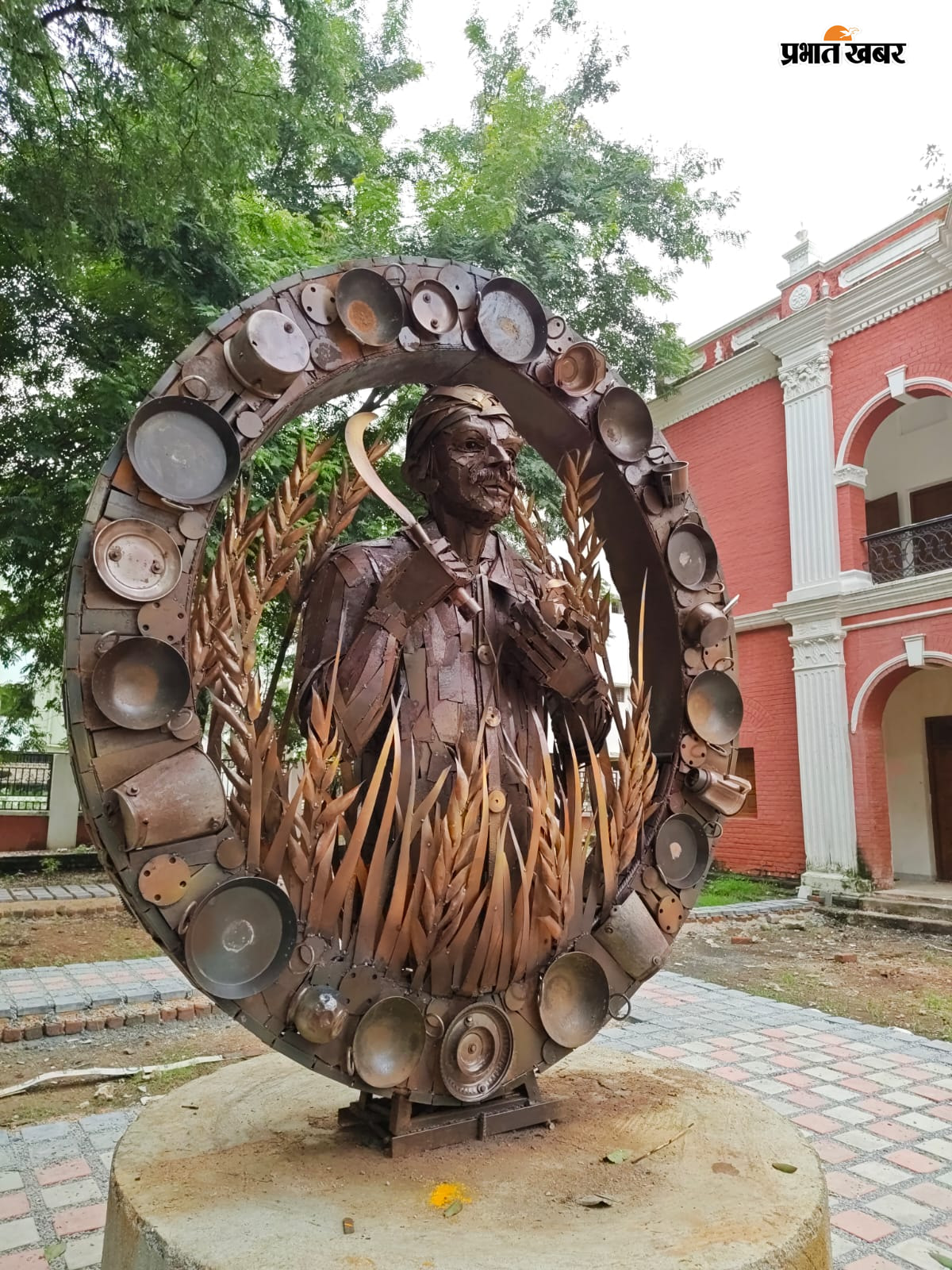 Raushan and their artwork | Prabhat Khabar Network