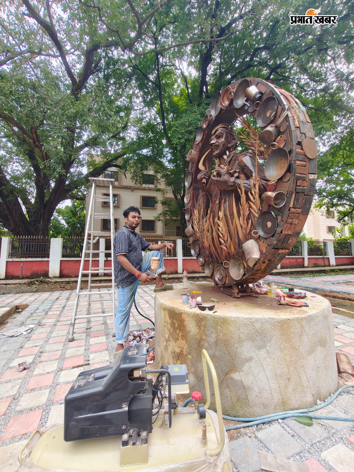 Raushan and their artwork | Prabhat Khabar Network