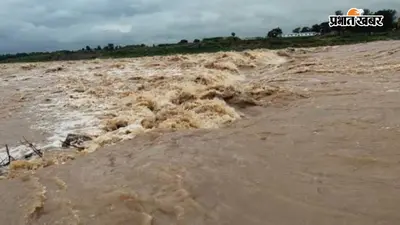 सोनभद्र: मूसलाधार बारिश से बिजुल नदी में उफान, लकड़ी के सहारे उफनती नदी पार करने को मजबूर ग्रामीण