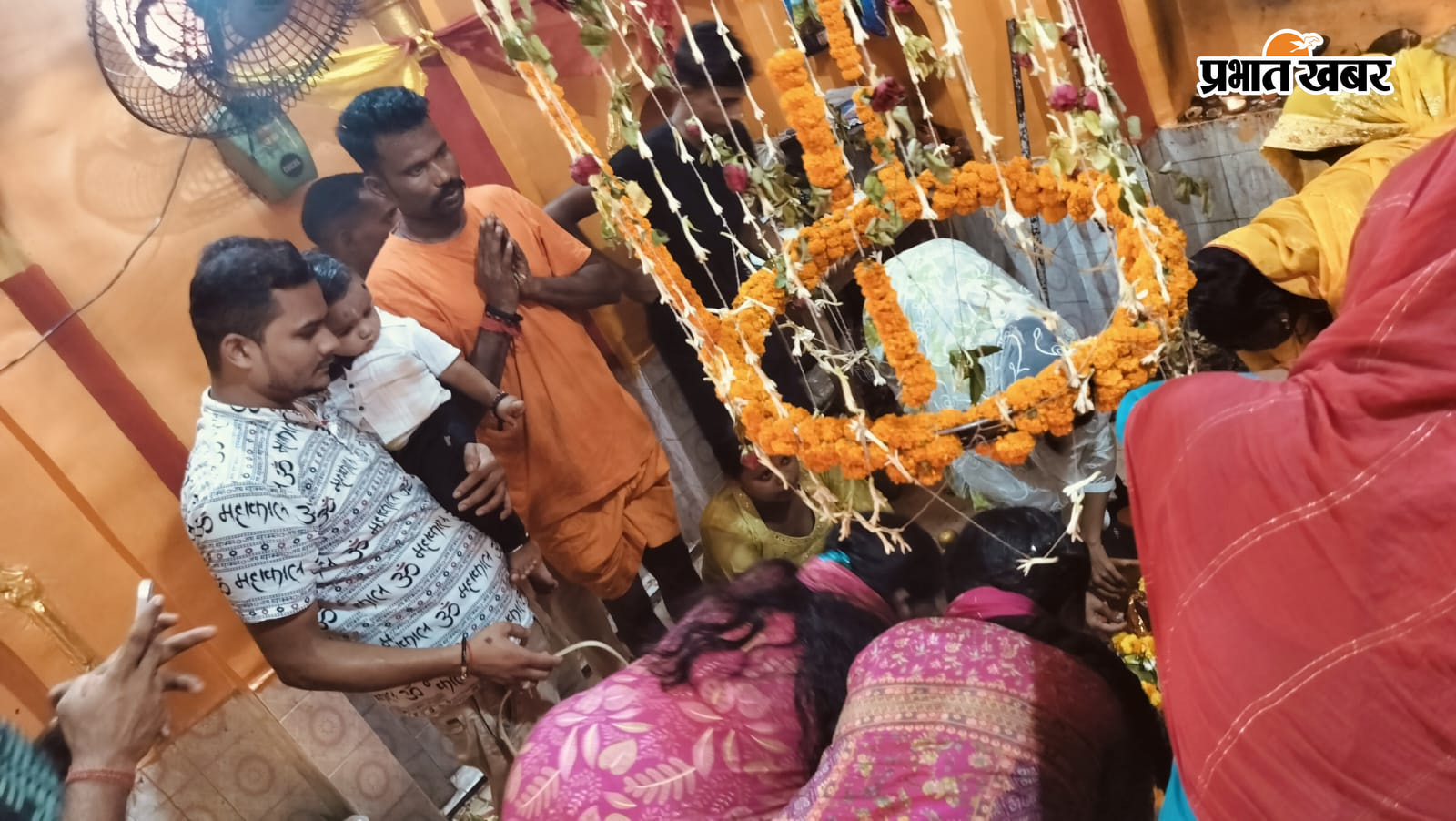 बेरुई गौरीशंकर शिवमंदिर में जलाभिषेक करते शिवभक्त। | Prabhat Khabar Network