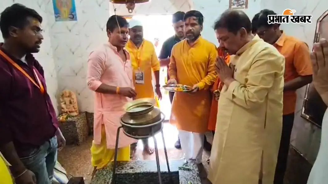 किशनगंज: ऐतिहासिक भूतनाथ धाम पहुंचे मंत्री डॉ. दिलीप जायसवाल, तीसरी सोमवारी पर किया जलाभिषेक; सरकारी मेले का किया शुभारंभ
