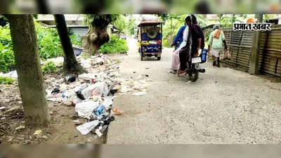 पौआखाली: सावन की सोमवारी पर फैली अव्यवस्था, कचरे के ढेर और दुर्गंध के बीच मंदिर जाने को मजबूर हुए श्रद्धालु