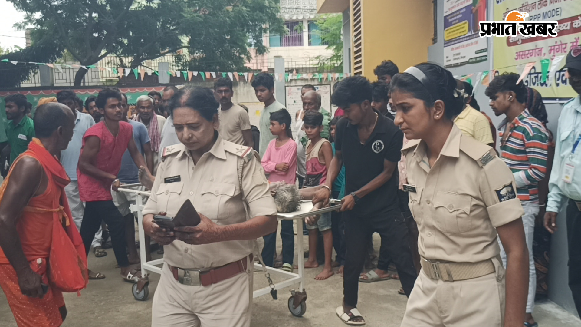 रोते बिलखते  परिजन एवं मौके पर पहुंची पुलिस | Prabhat Khabar Network