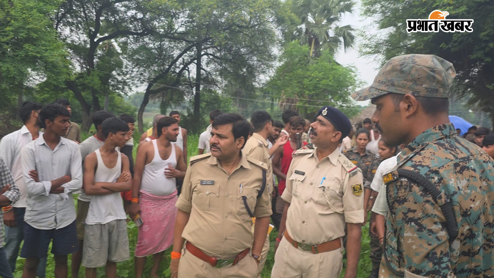 छानबीन करती पुलिस और चोरी की घटना के जानकारी के बाद लगी भीड़  | Prabhat Khabar Network