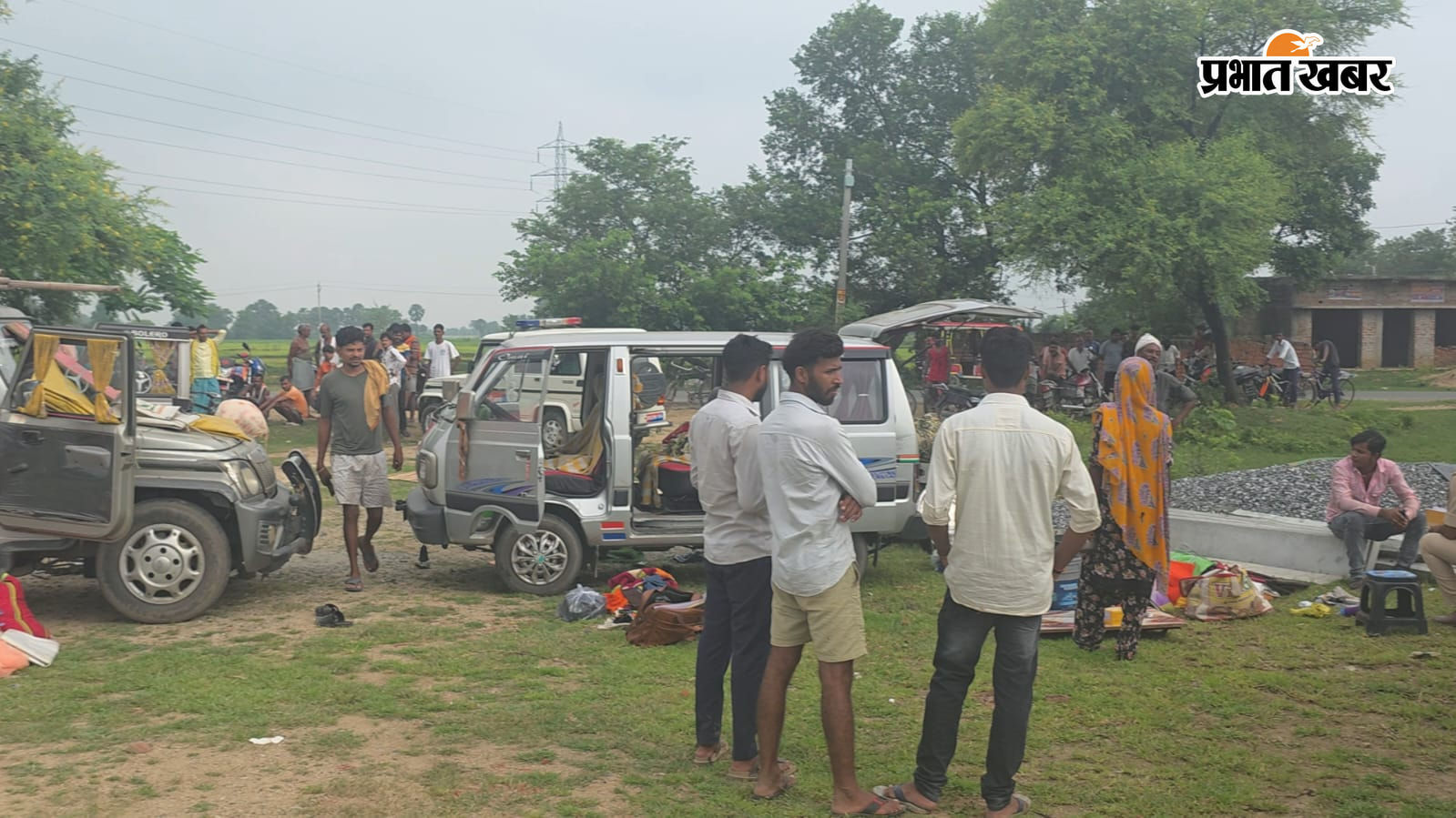 छानबीन करती पुलिस और चोरी की घटना के जानकारी के बाद लगी भीड़  | Prabhat Khabar Network