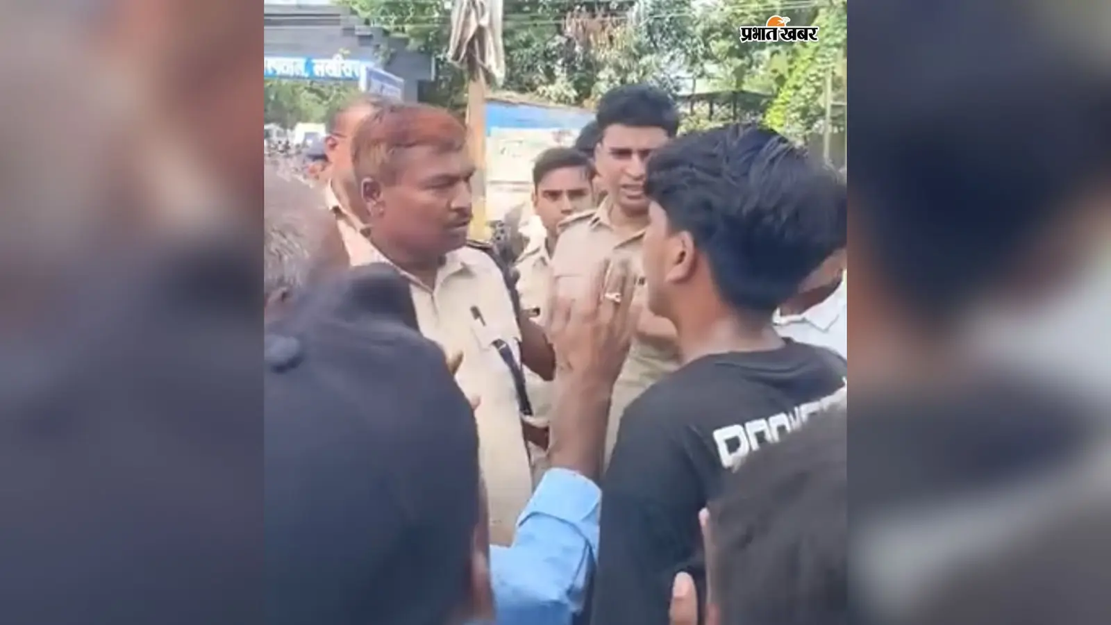 लखीसराय अशोक धाम हादसा: सदर अस्पताल की लापरवाही पर फूटा परिजनों का गुस्सा, शव को सड़क पर रखकर किया रामगढ़ चौक मार्ग जाम