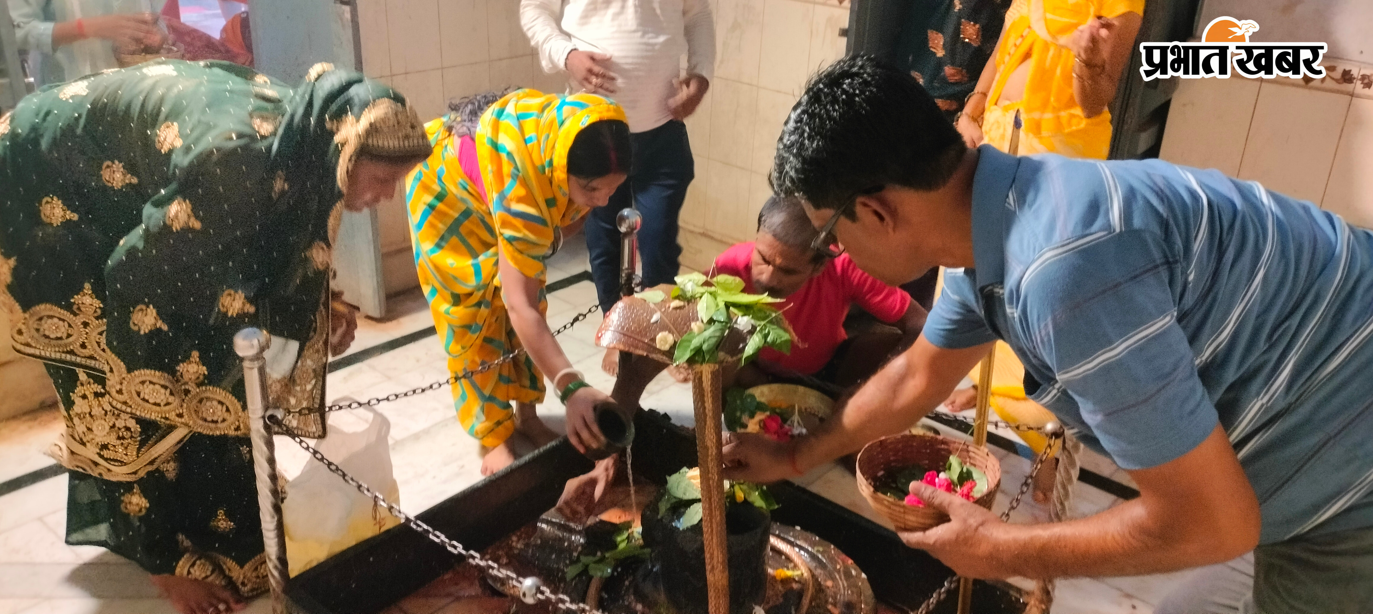 फोटो कैप्शन01: गौरी शंकर धाम में पूजा अर्चना करते श्रद्धालू  फोटो कैप्शन02-  गौरी शंकर  धाम में श्रद्धालुओं की भीड़  फोटो कैप्शन 3- मंदिर में पूजा करते श्रद्धालु  | Prabhat Khabar Network