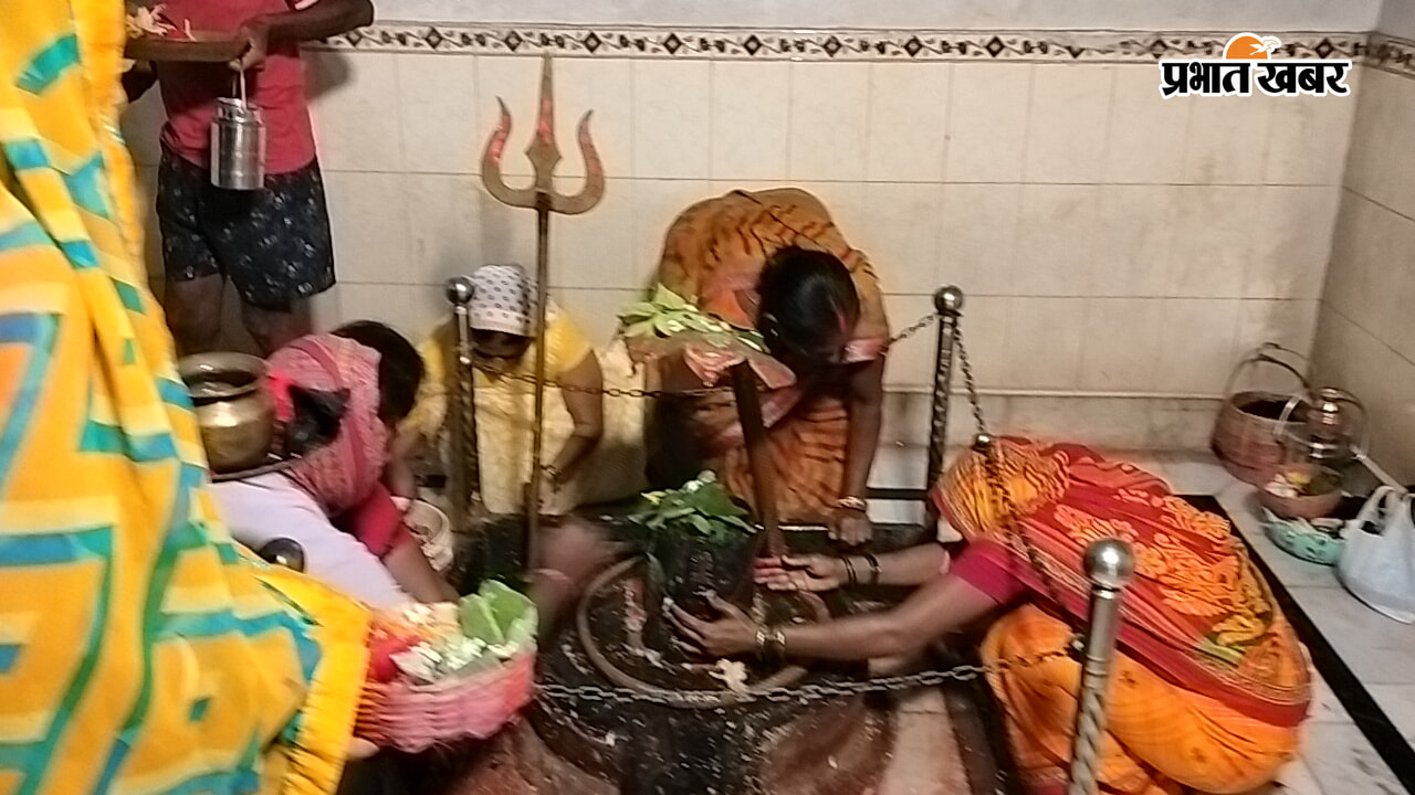 फोटो कैप्शन01: गौरी शंकर धाम में पूजा अर्चना करते श्रद्धालू  फोटो कैप्शन02-  गौरी शंकर  धाम में श्रद्धालुओं की भीड़  फोटो कैप्शन 3- मंदिर में पूजा करते श्रद्धालु  | Prabhat Khabar Network