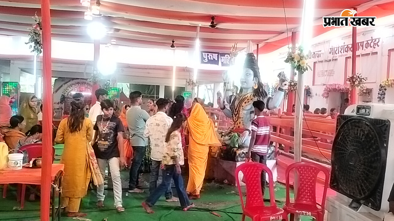 फोटो कैप्शन01: गौरी शंकर धाम में पूजा अर्चना करते श्रद्धालू  फोटो कैप्शन02-  गौरी शंकर  धाम में श्रद्धालुओं की भीड़  फोटो कैप्शन 3- मंदिर में पूजा करते श्रद्धालु  | Prabhat Khabar Network