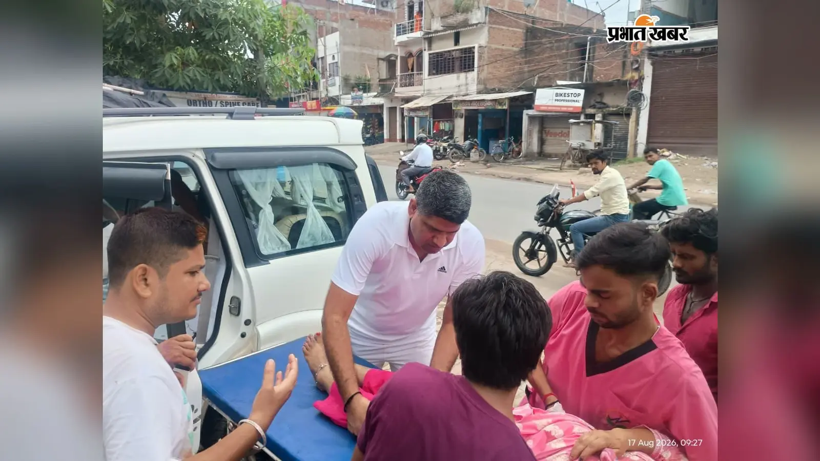 सड़क किनारे तड़प रही थी घायल महिला, कार्यवाहक
कमांडेंट की तत्परता से बची जान