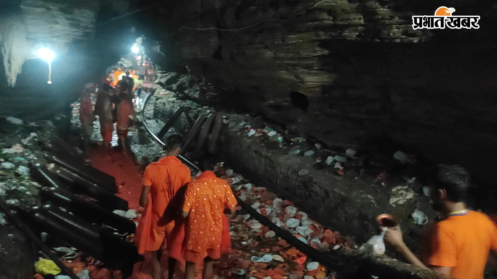गुप्ता धाम की गुफा में सफाई व्यवस्था पर सवाल, जगह-जगह कचरा और दुर्गंध से श्रद्धालु परेशान