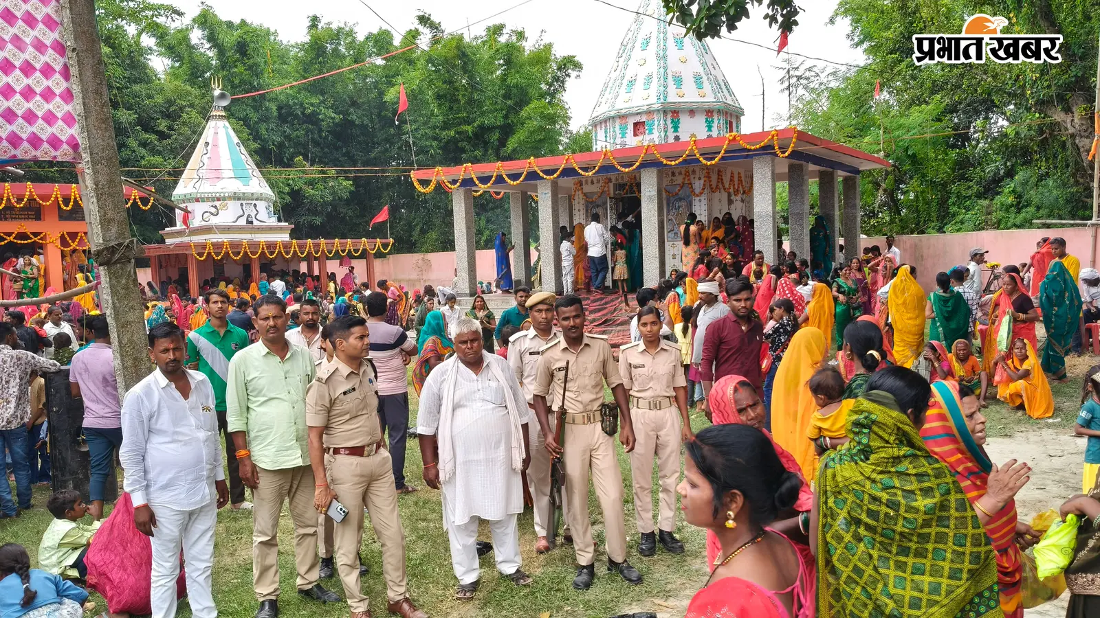 नागपंचमी पर कैलाशपुरी में उमड़ा आस्था का सैलाब, बिषहरी मंदिर में लगी लंबी कतार
