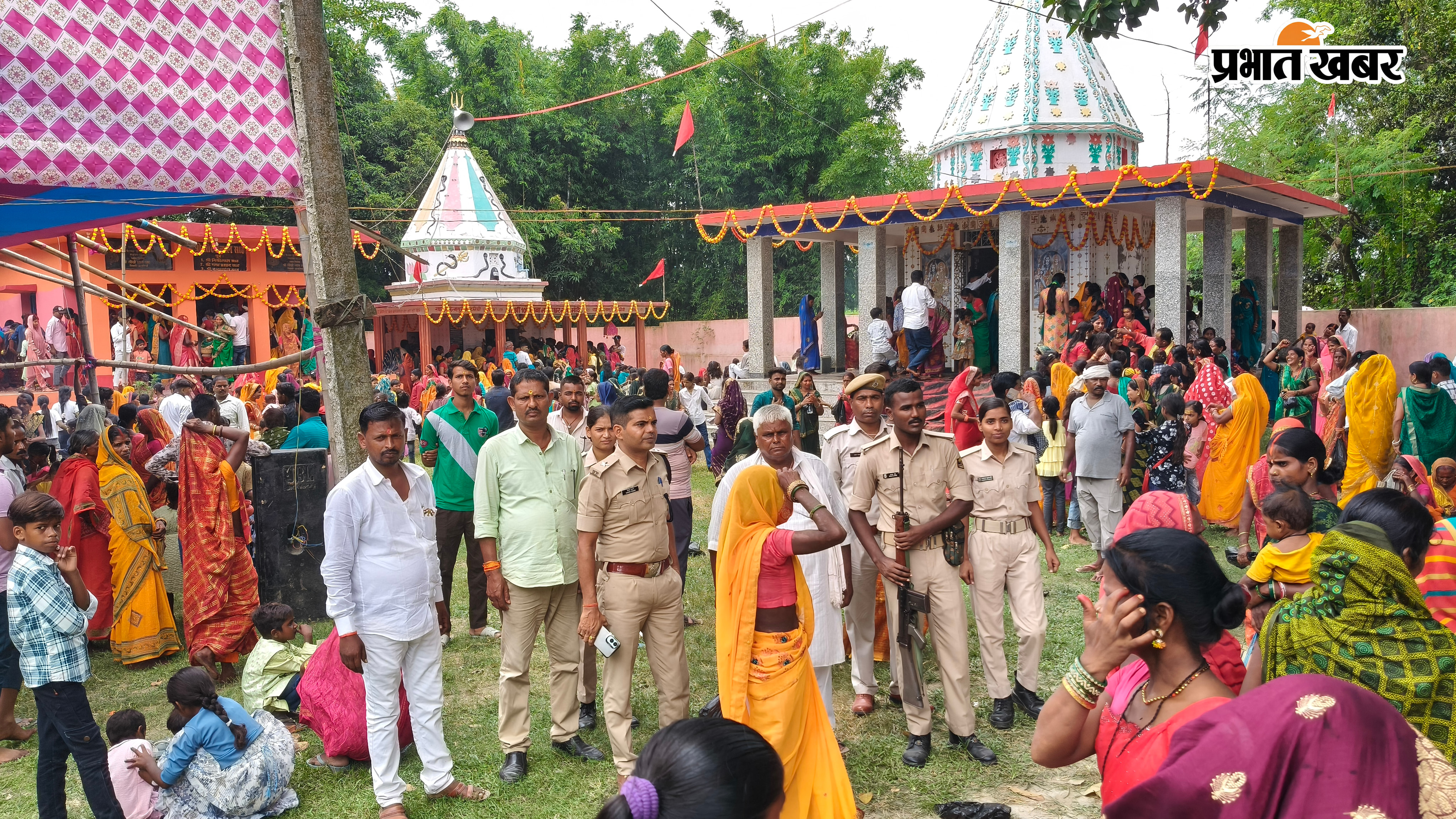 मंदिर परिसर में श्रधालुओं की भीड़ और जायजा लेते उपाध्यक्ष | Prabhat Khabar Network